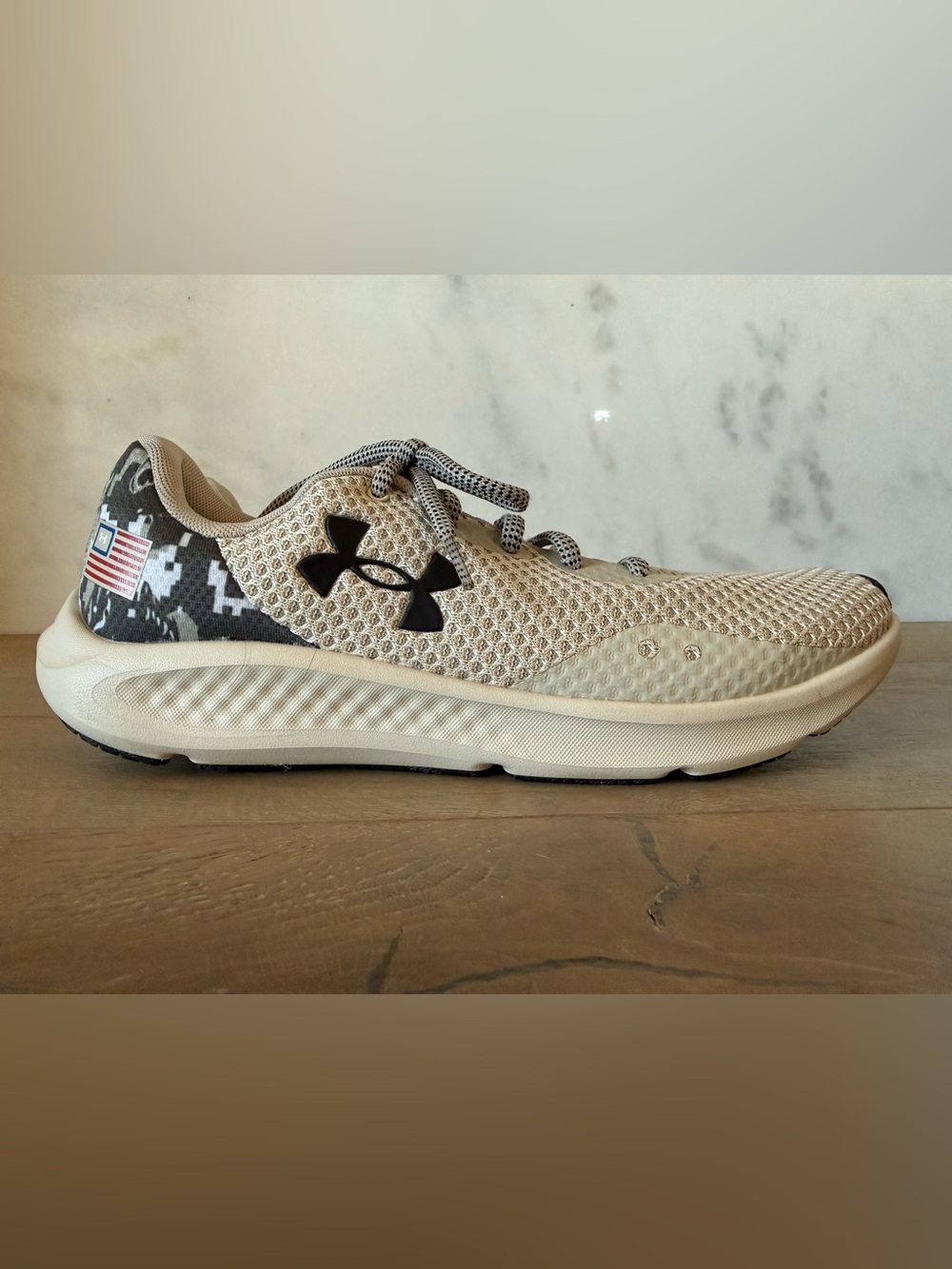 Under Armour men’s Cream Mesh Athletic Sneaker with Black Logo, camo back NWOT
